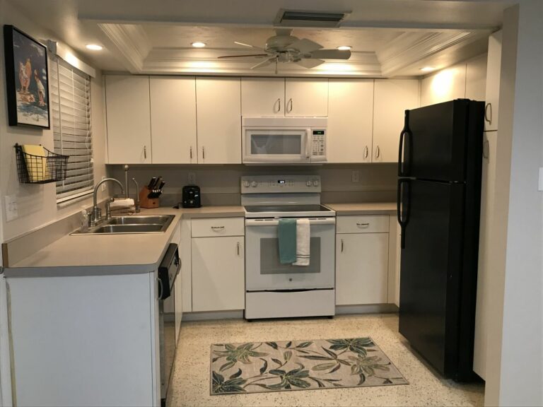 Our kitchen lets you decide if you will eat-in or take-out. Dishwasher included.