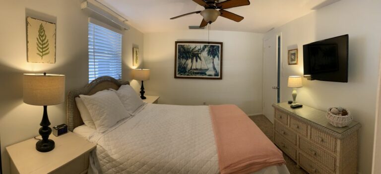 Queen bed, comfortable and roomy. TV in room.